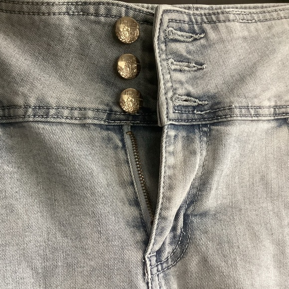 Hybrid 3-button Distressed Capris - Picture 7 of 7